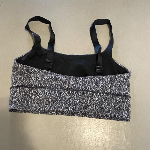 Lululemon black white scoopneck sports bra with adjustable straps size 6 - Picture 2 of 4
